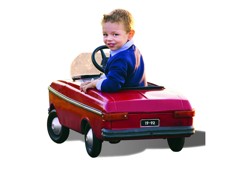 Kind in einem Spielzeugauto
